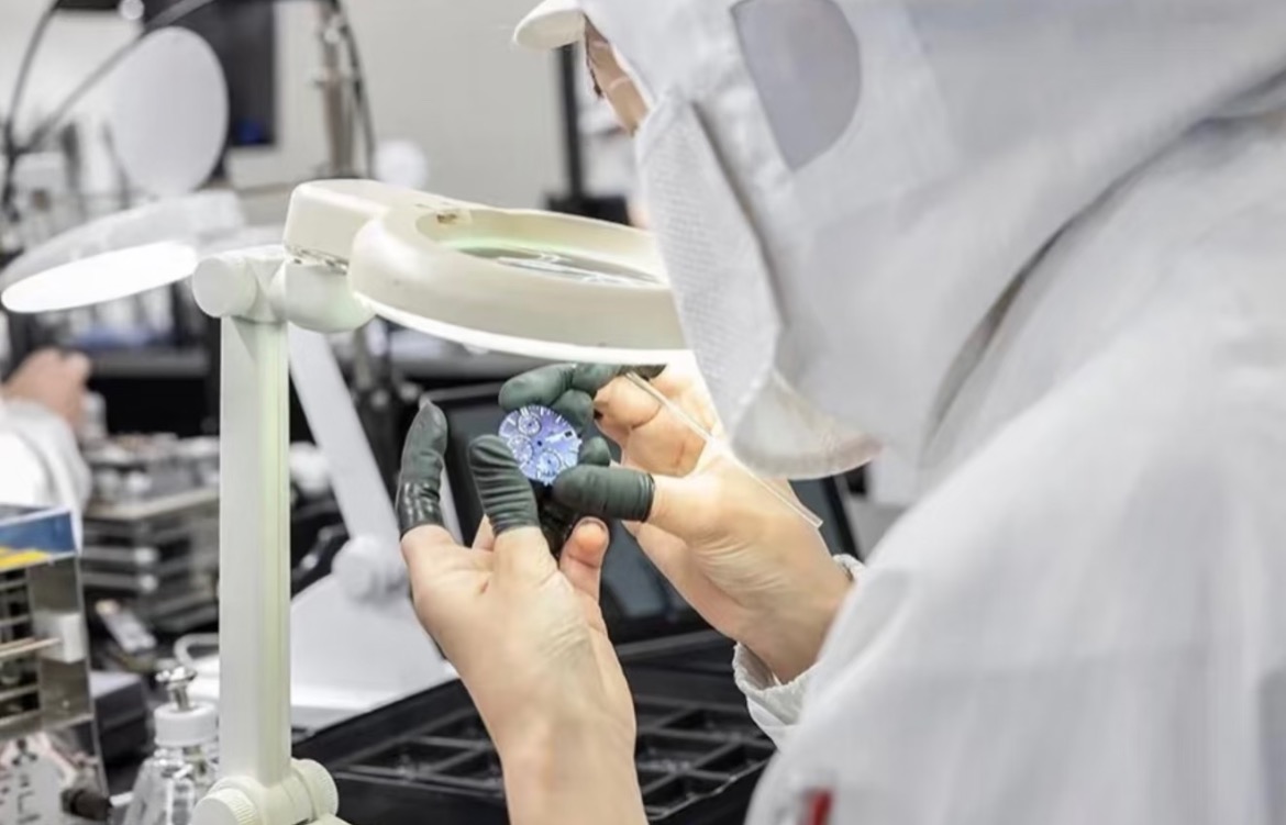 Watch dial inspection during assembly