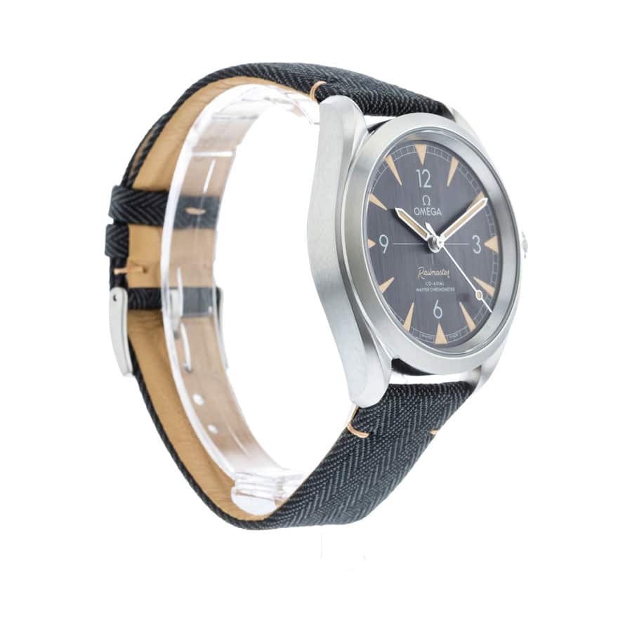 Omega Railmaster Co-Axial Master Chronometer Black Dial 220.12.40.20.01.001 Detailed 3